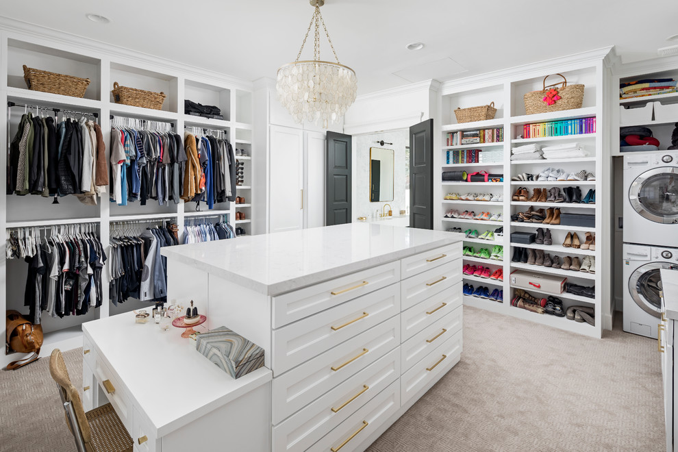 Modelo de armario vestidor unisex tradicional renovado grande con armarios estilo shaker, puertas de armario blancas, moqueta y suelo beige
