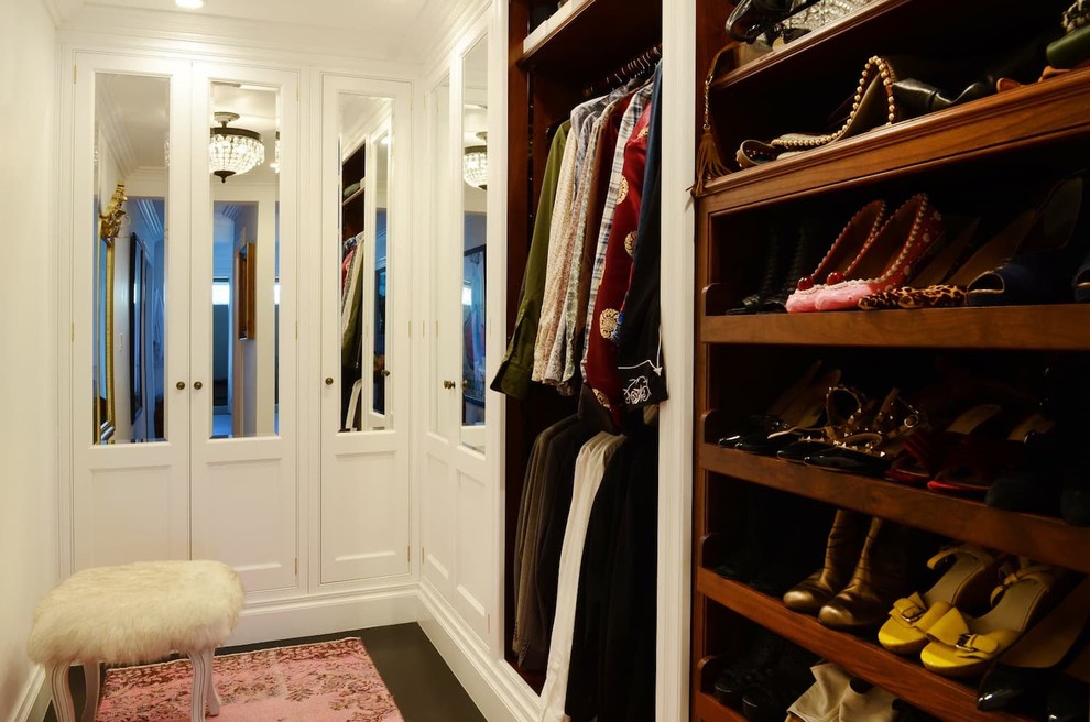 Ejemplo de armario vestidor unisex bohemio grande con armarios con paneles con relieve, puertas de armario blancas, suelo de madera oscura y suelo marrón