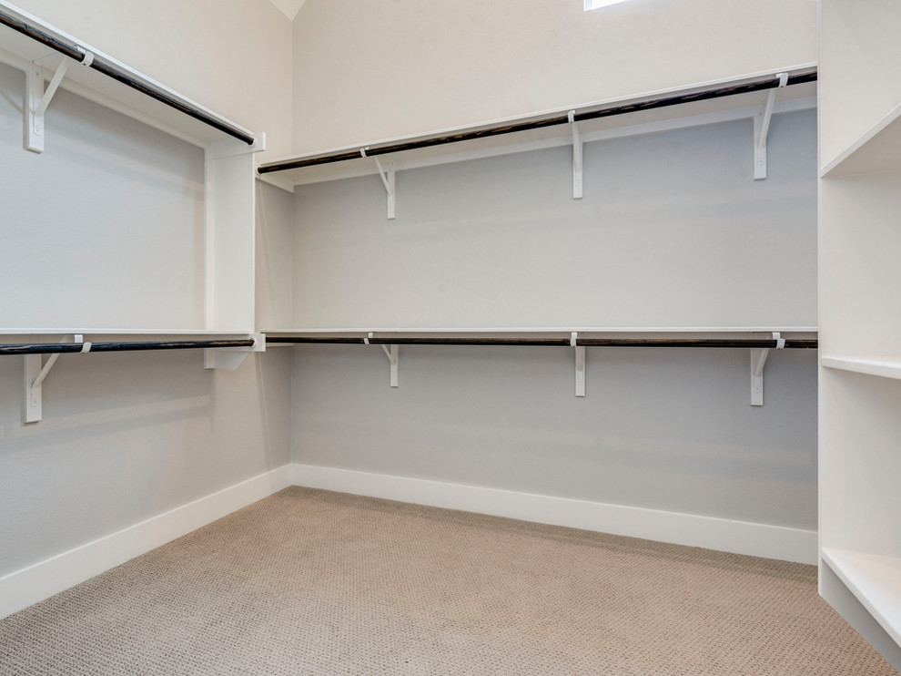 Foto de armario vestidor unisex clásico renovado extra grande con armarios abiertos, puertas de armario blancas, moqueta y suelo beige