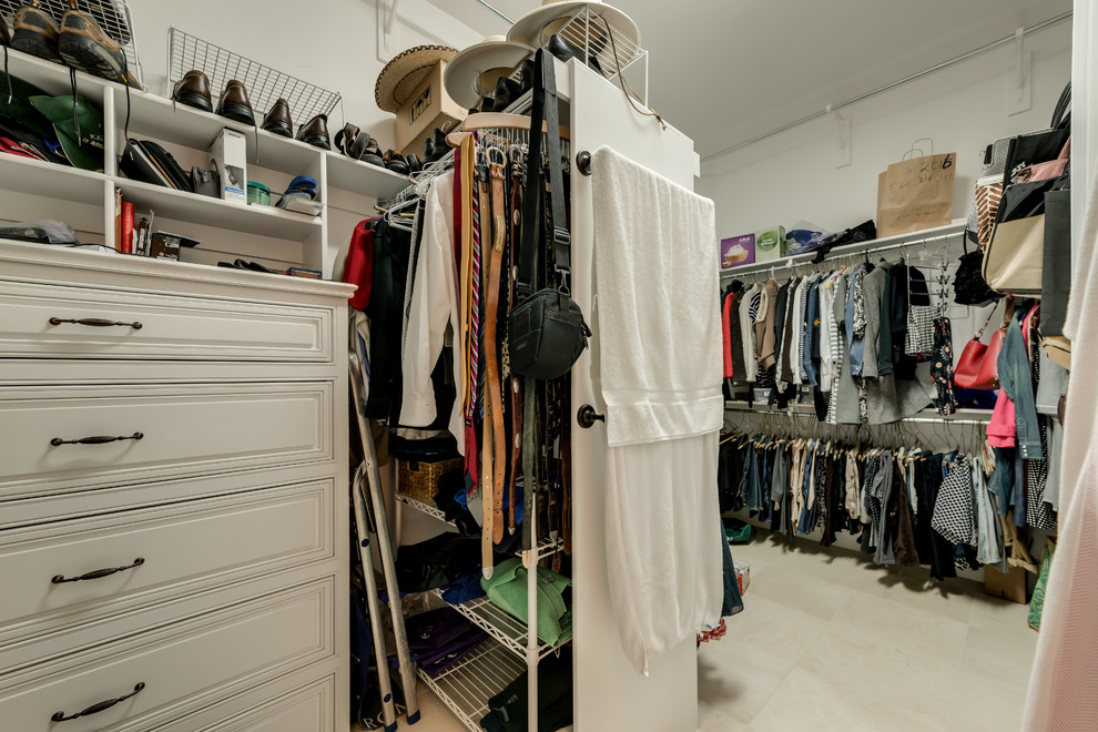 Idéer för att renovera ett stort vintage walk-in-closet för könsneutrala, med vita skåp, skiffergolv och beiget golv