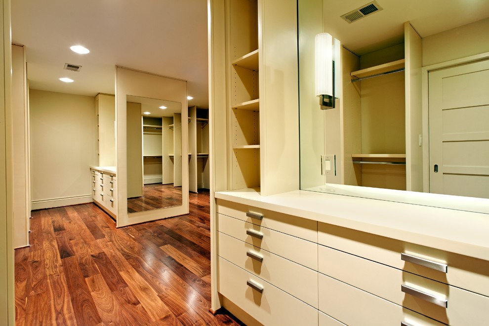 Imagen de armario vestidor unisex tradicional renovado extra grande con armarios con paneles lisos, puertas de armario beige y suelo de madera en tonos medios