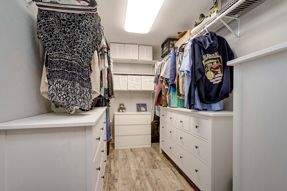 Modelo de armario vestidor unisex clásico de tamaño medio con armarios con paneles lisos, puertas de armario blancas, suelo de baldosas de porcelana y suelo beige
