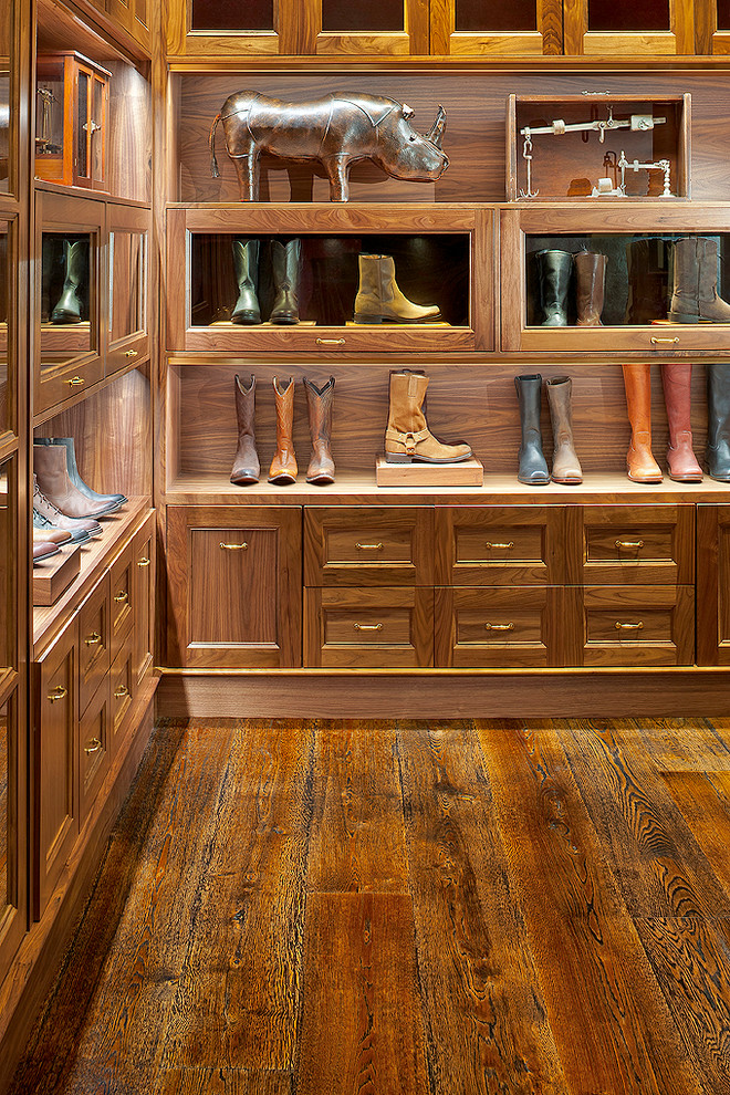 Diseño de armario vestidor clásico grande con armarios abiertos, puertas de armario de madera en tonos medios, suelo de madera oscura y suelo marrón