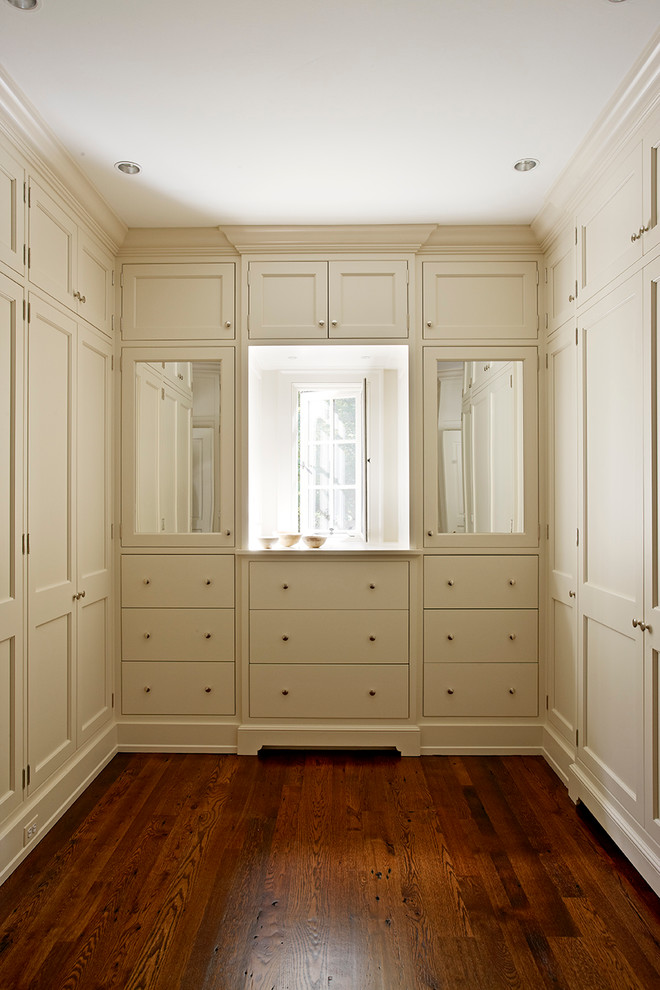 Идея дизайна: гардеробная комната в классическом стиле с фасадами с утопленной филенкой и бежевыми фасадами