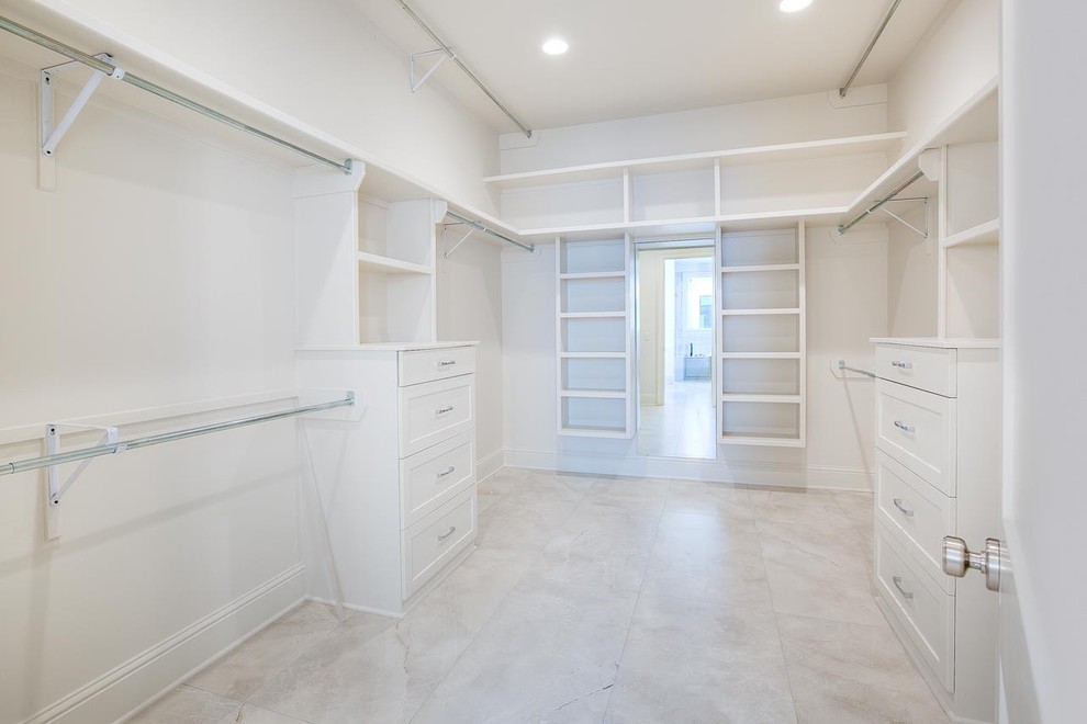 Klassisk inredning av ett stort walk-in-closet för könsneutrala, med skåp i shakerstil, vita skåp, marmorgolv och vitt golv