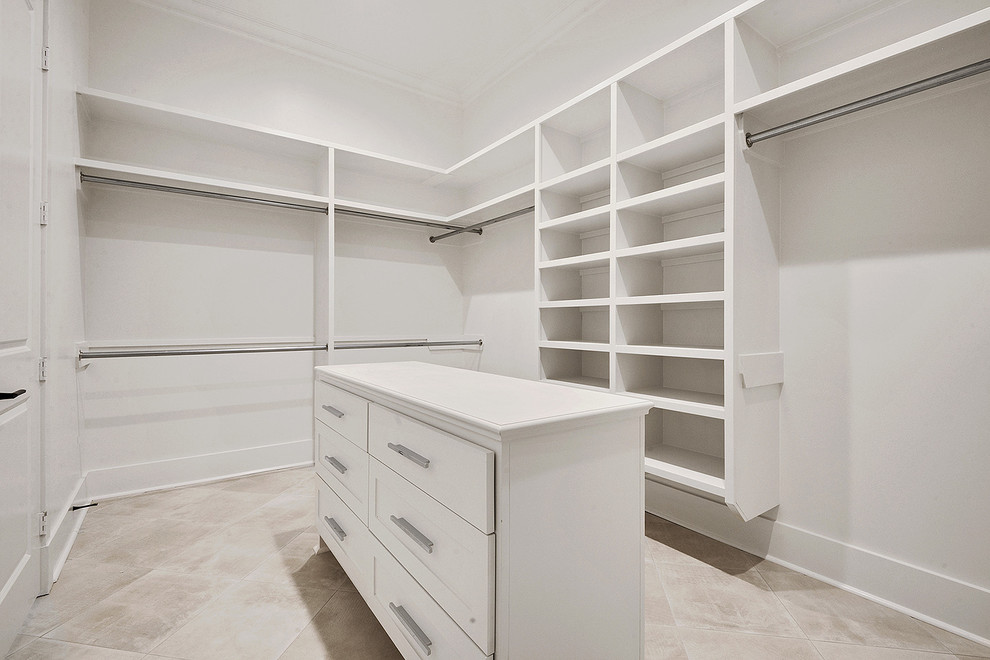 Diseño de armario vestidor unisex clásico renovado de tamaño medio con armarios con paneles empotrados, puertas de armario blancas, suelo de baldosas de porcelana y suelo beige