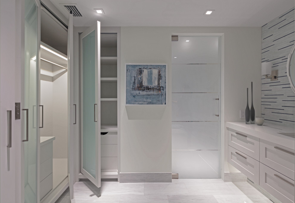 Immagine di una grande cabina armadio unisex design con ante in stile shaker, ante bianche e pavimento con piastrelle in ceramica