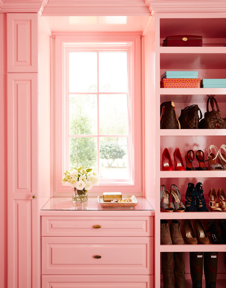 На фото: гардеробная комната среднего размера в морском стиле с фасадами с выступающей филенкой для женщин