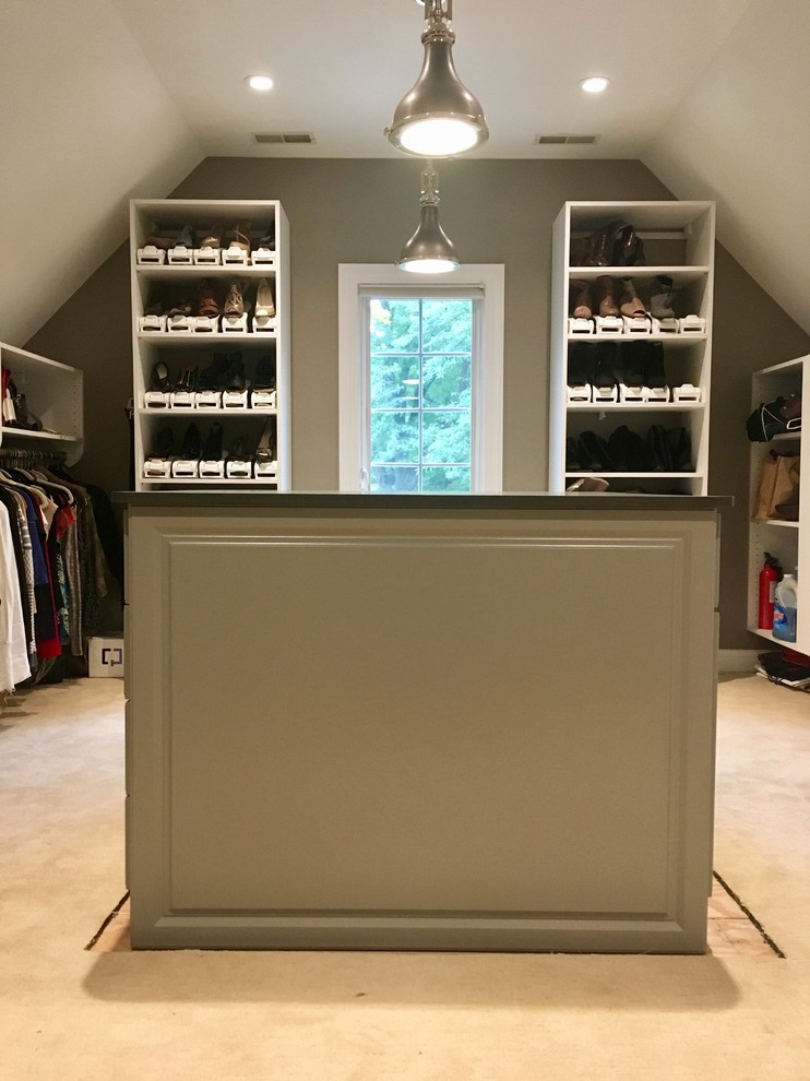 Idéer för ett stort modernt walk-in-closet för kvinnor, med luckor med upphöjd panel, grå skåp och heltäckningsmatta
