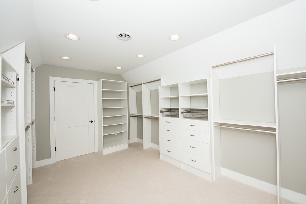 Imagen de armario vestidor unisex actual grande con armarios abiertos, puertas de armario blancas, moqueta y suelo beige