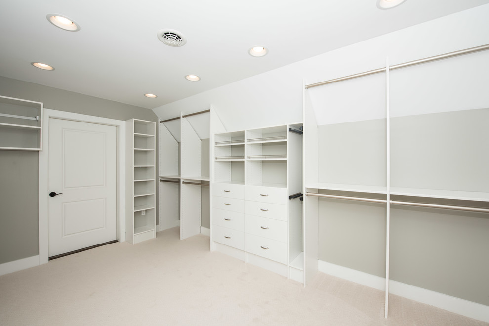 Modelo de armario vestidor unisex actual grande con armarios abiertos, puertas de armario blancas, moqueta y suelo beige