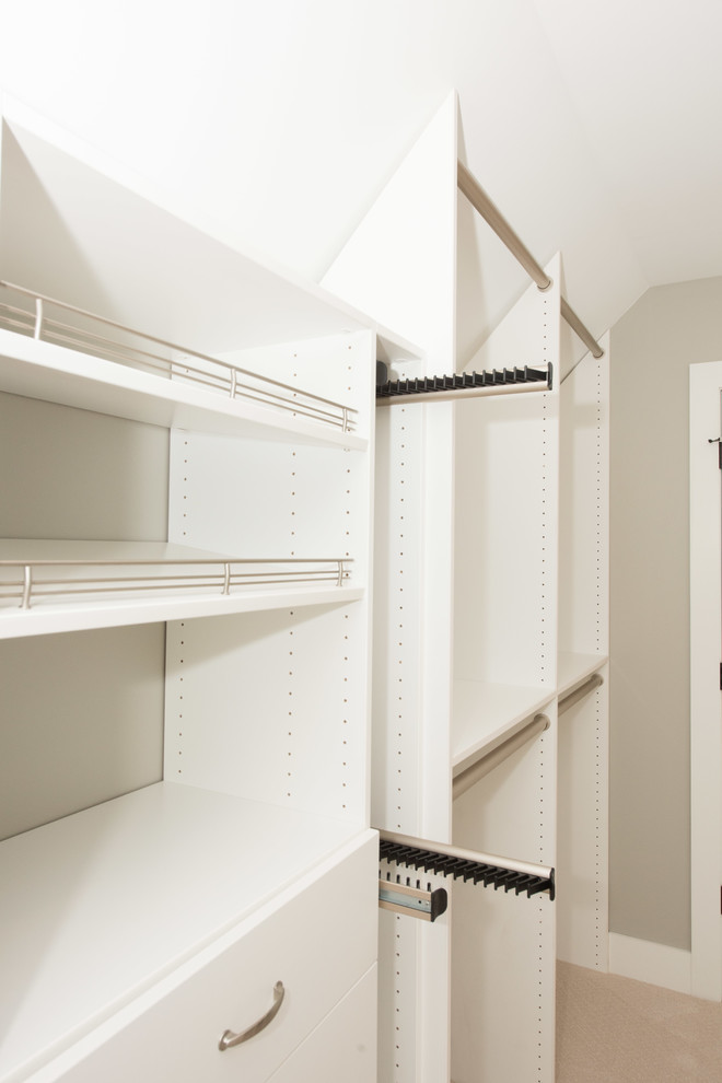 Modelo de armario vestidor unisex contemporáneo grande con armarios abiertos, puertas de armario blancas, moqueta y suelo beige