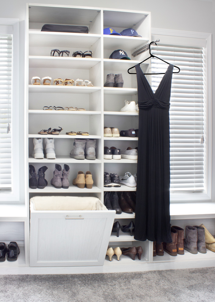 Foto de armario vestidor unisex contemporáneo de tamaño medio con armarios con paneles empotrados, puertas de armario blancas, moqueta y suelo gris