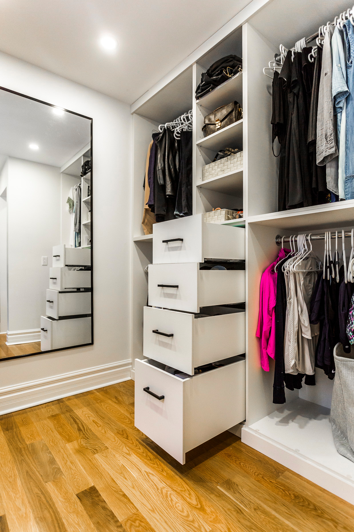 https://st.hzcdn.com/simgs/pictures/closets/wonderful-walk-in-closet-soll-solutions-img~5cd17d410a7cea4e_14-7063-1-a0111c3.jpg