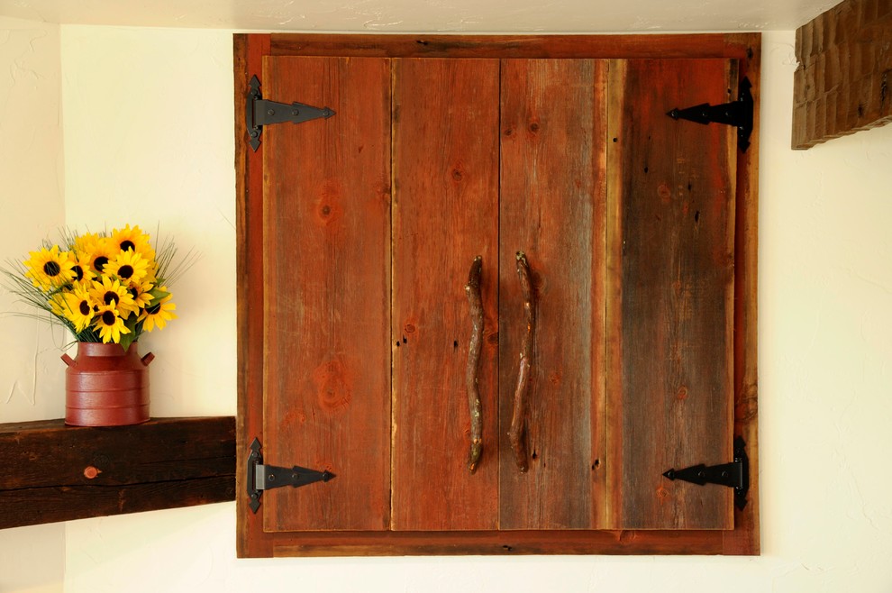 Immagine di un armadio o armadio a muro rustico con ante lisce e ante in legno scuro