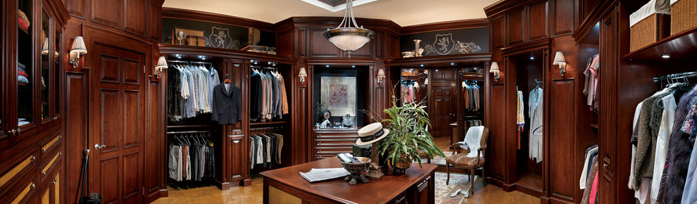 Ejemplo de armario vestidor de hombre de estilo americano extra grande con puertas de armario de madera en tonos medios y suelo de mármol