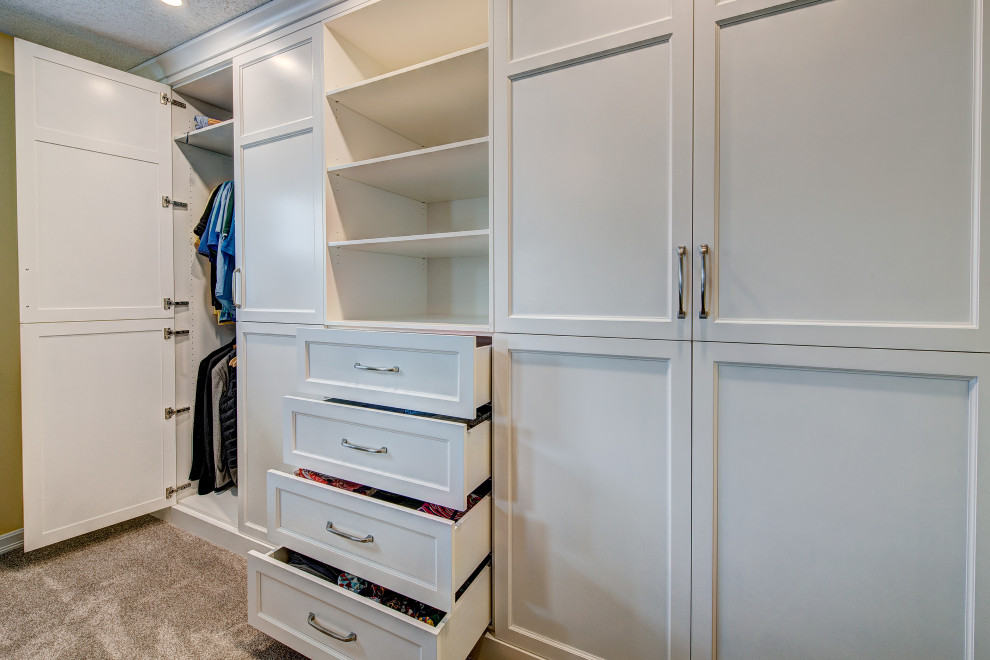 Ejemplo de armario unisex clásico renovado de tamaño medio con armarios estilo shaker, puertas de armario blancas, moqueta y suelo gris