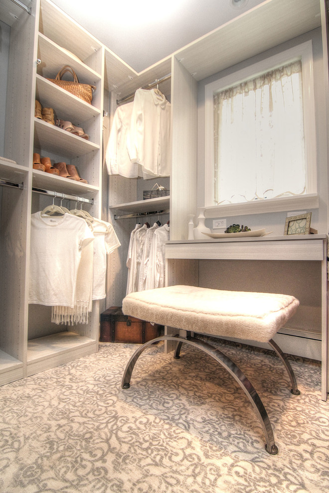 Идея дизайна: гардеробная комната среднего размера в стиле неоклассика (современная классика) с ковровым покрытием, разноцветным полом, серыми фасадами и фасадами с утопленной филенкой для женщин