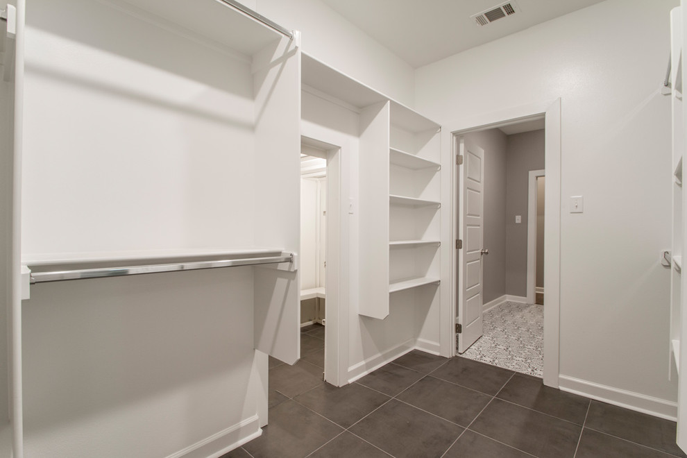 Exempel på ett stort modernt walk-in-closet för könsneutrala, med öppna hyllor, vita skåp, klinkergolv i porslin och brunt golv