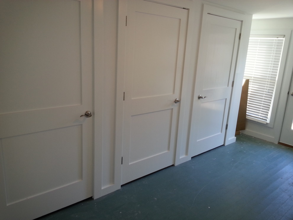 Foto de armario y vestidor actual con armarios estilo shaker y puertas de armario blancas