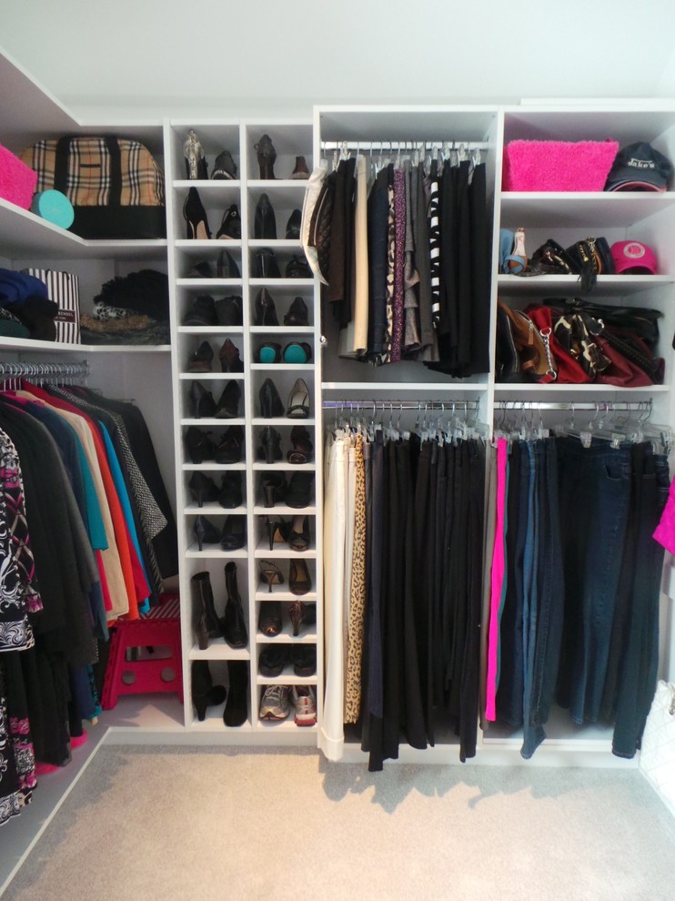 Exempel på ett mellanstort modernt walk-in-closet för kvinnor, med öppna hyllor, vita skåp och heltäckningsmatta