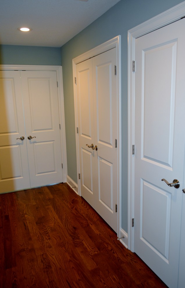 Design ideas for a traditional wardrobe in Kansas City.