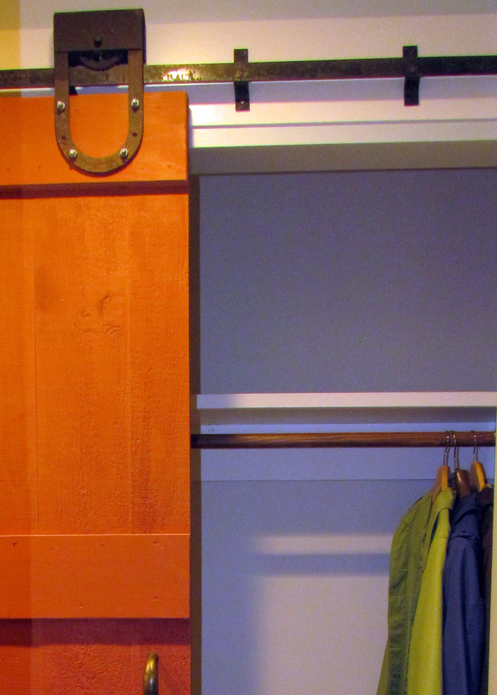 Стильный дизайн: шкаф в нише среднего размера, унисекс в стиле лофт с полом из керамической плитки - последний тренд