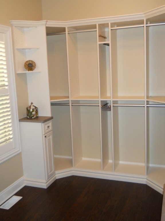 Imagen de armario vestidor de mujer clásico renovado de tamaño medio con armarios con paneles con relieve y puertas de armario blancas