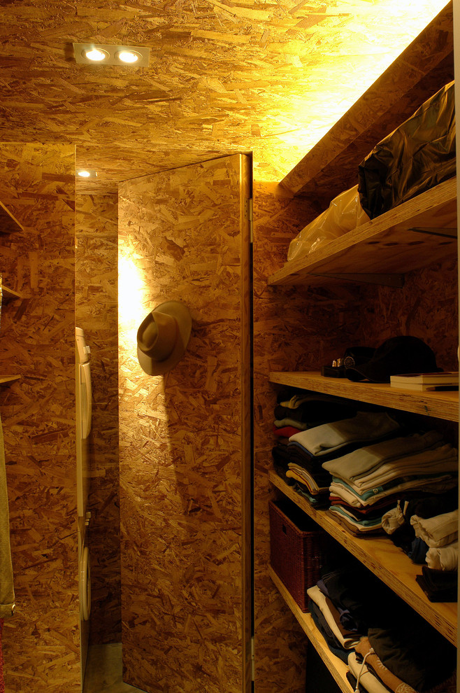 Foto på ett funkis walk-in-closet