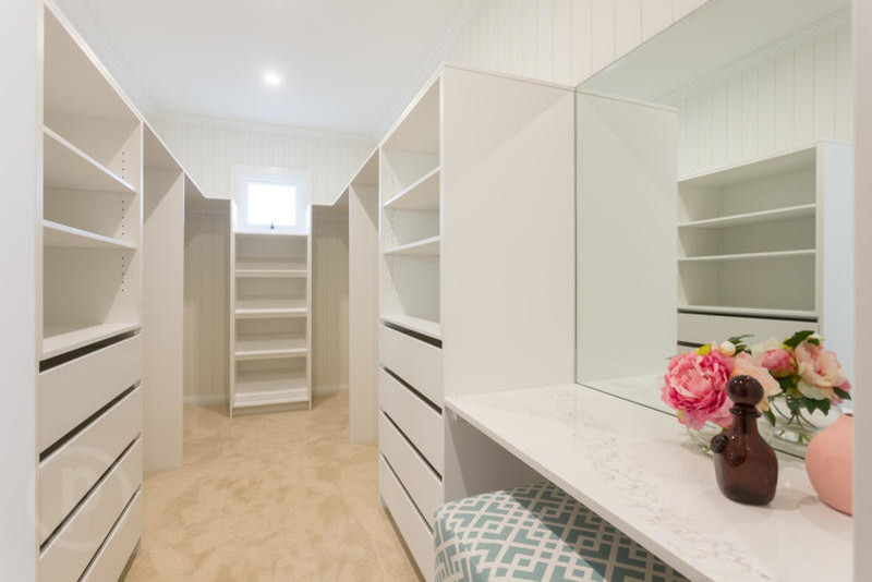 Diseño de armario vestidor unisex minimalista de tamaño medio con armarios abiertos, puertas de armario blancas, moqueta y suelo beige