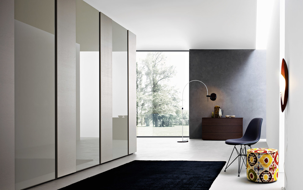 Cette image montre un grand placard dressing minimaliste neutre avec un placard à porte plane et des portes de placard beiges.