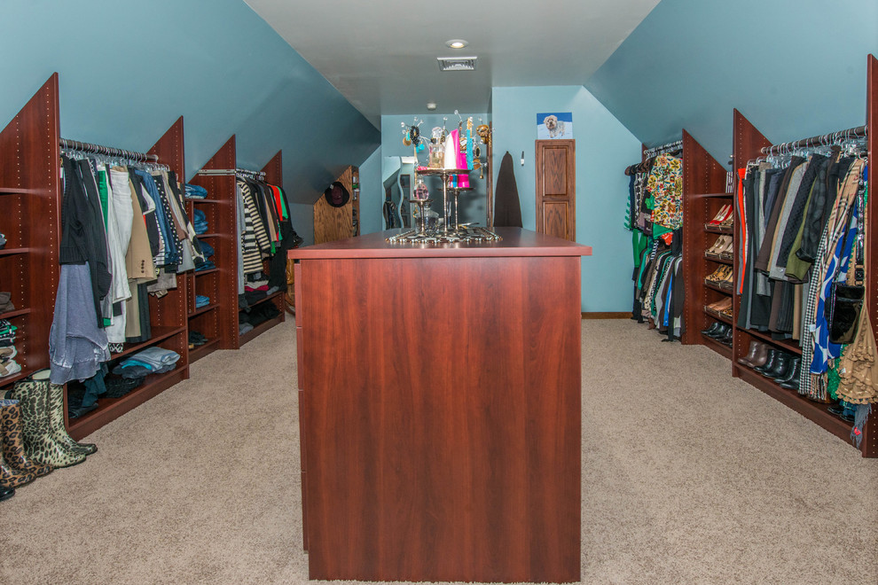 Imagen de armario vestidor unisex clásico grande con armarios abiertos, puertas de armario de madera en tonos medios, moqueta y suelo beige