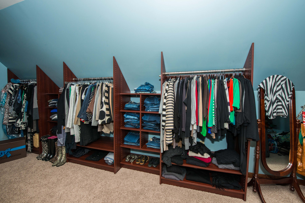Foto de armario vestidor unisex tradicional grande con armarios abiertos, puertas de armario marrones, moqueta y suelo beige