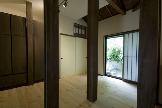 Idée de décoration pour un dressing et rangement asiatique en bois foncé de taille moyenne avec parquet clair et un sol beige.