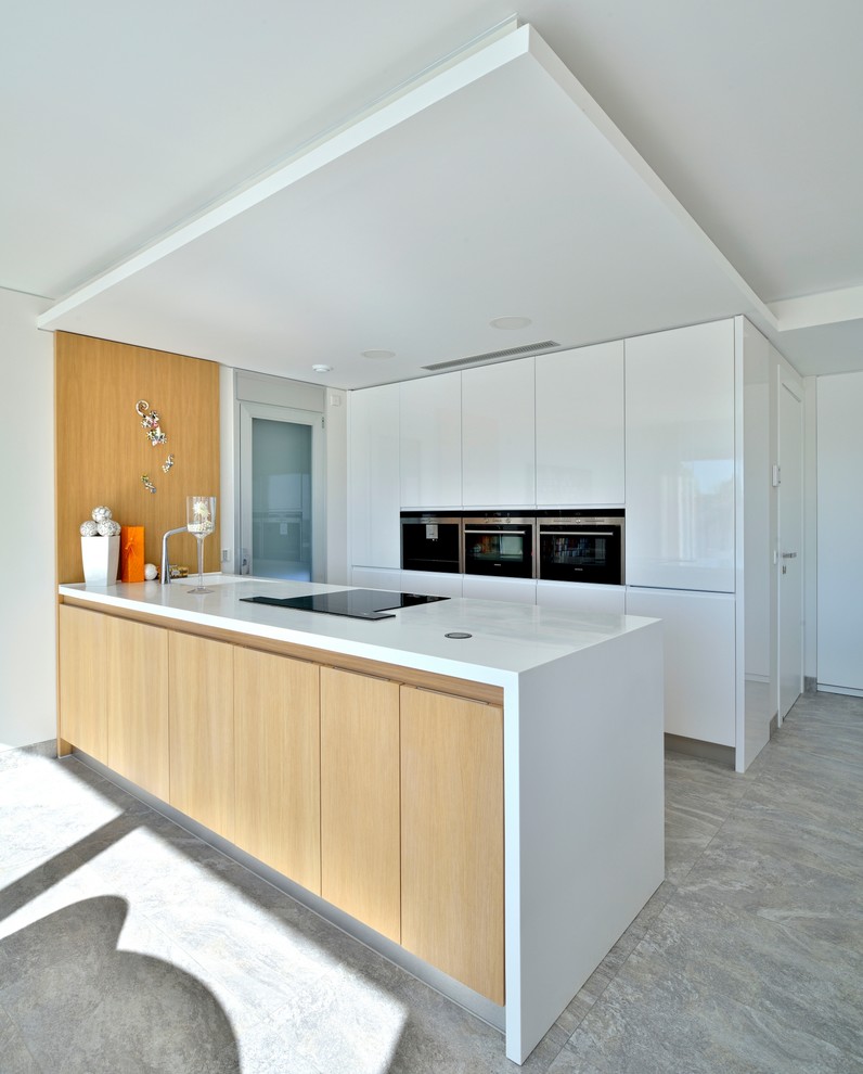 Стильный дизайн: прямая кухня-гостиная среднего размера в современном стиле с одинарной мойкой, плоскими фасадами, светлыми деревянными фасадами, техникой из нержавеющей стали и полуостровом - последний тренд