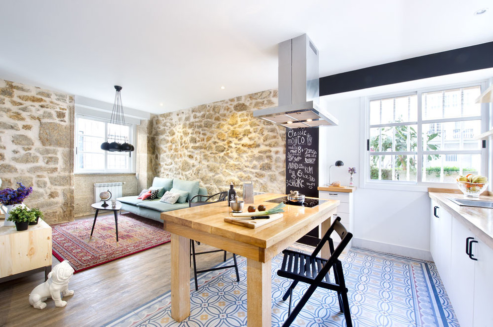 Стильный дизайн: маленькая кухня в стиле неоклассика (современная классика) с обеденным столом и полом из керамической плитки для на участке и в саду - последний тренд