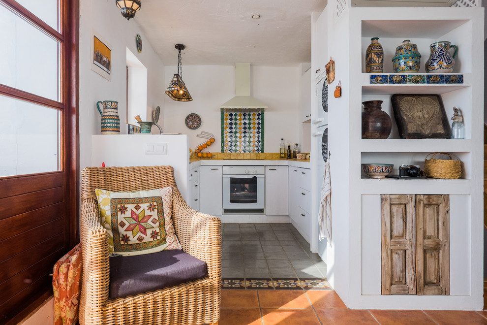 マラガにあるお手頃価格の小さな地中海スタイルのおしゃれなキッチン (テラコッタタイルの床) の写真