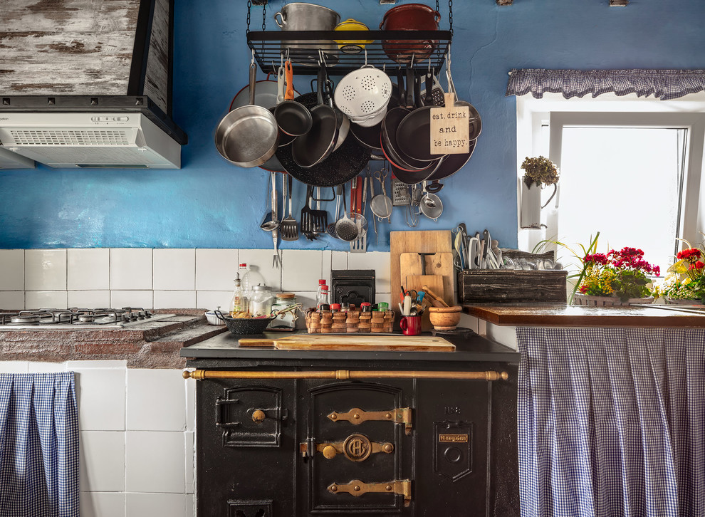 Inspiration för avskilda, stora eklektiska brunt l-kök, med en dubbel diskho, öppna hyllor, blå skåp, träbänkskiva, vita vitvaror, klinkergolv i keramik, en köksö och beiget golv