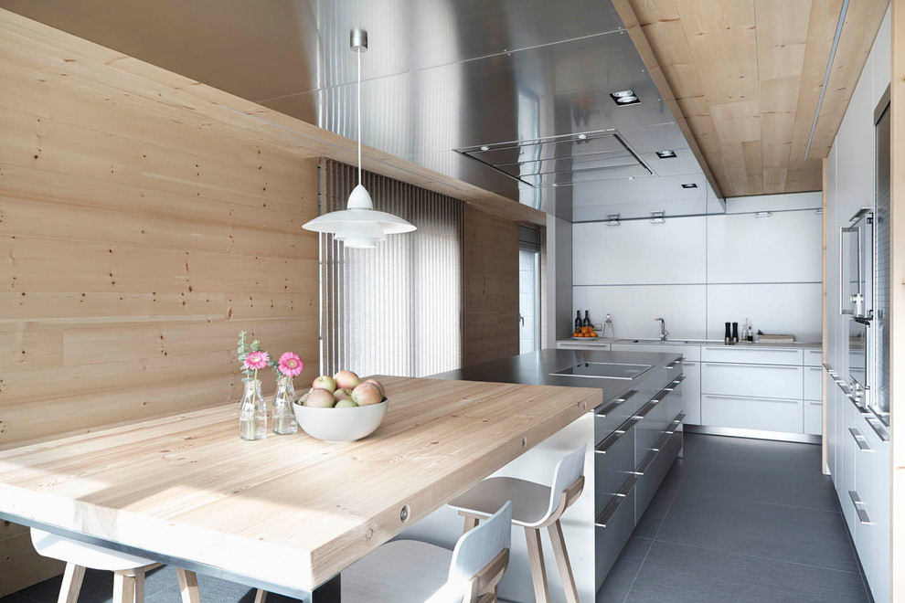 Свежая идея для дизайна: большая прямая кухня-гостиная в скандинавском стиле с плоскими фасадами, белыми фасадами, техникой из нержавеющей стали, полом из керамической плитки и островом - отличное фото интерьера