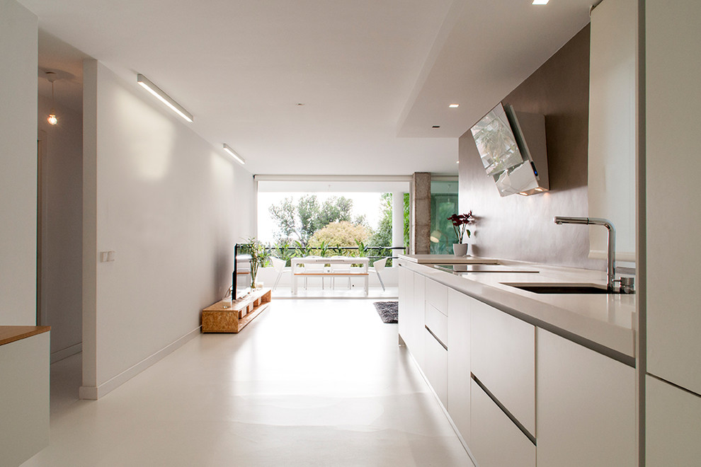 Imagen de cocina lineal actual grande abierta sin isla con armarios con paneles lisos y puertas de armario blancas