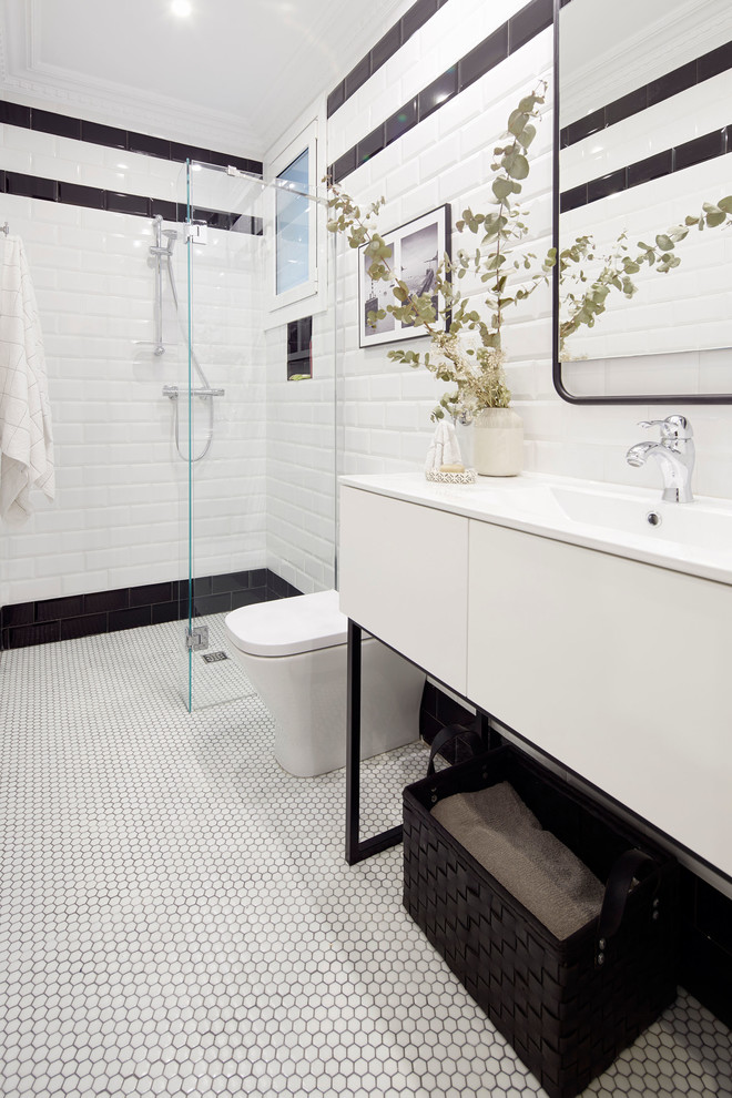 Exempel på ett modernt vit vitt badrum med dusch, med släta luckor, vita skåp, en öppen dusch, svart och vit kakel, flerfärgad kakel, vitt golv, tunnelbanekakel, flerfärgade väggar, ett integrerad handfat och med dusch som är öppen