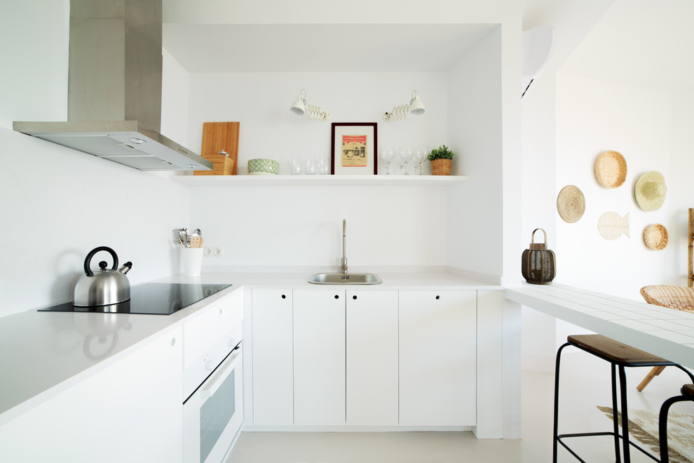 Свежая идея для дизайна: угловая кухня в скандинавском стиле с плоскими фасадами, белыми фасадами, белым фартуком, белой техникой и бежевым полом - отличное фото интерьера