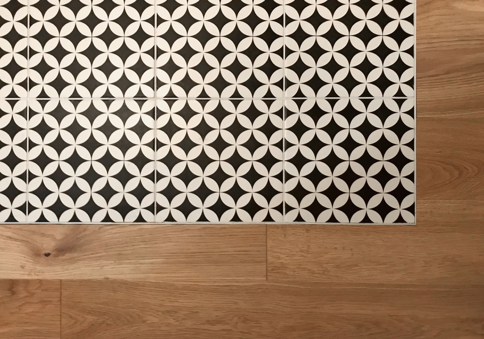 Offene, Einzeilige, Kleine Moderne Küche mit Keramikboden und Kücheninsel in Paris