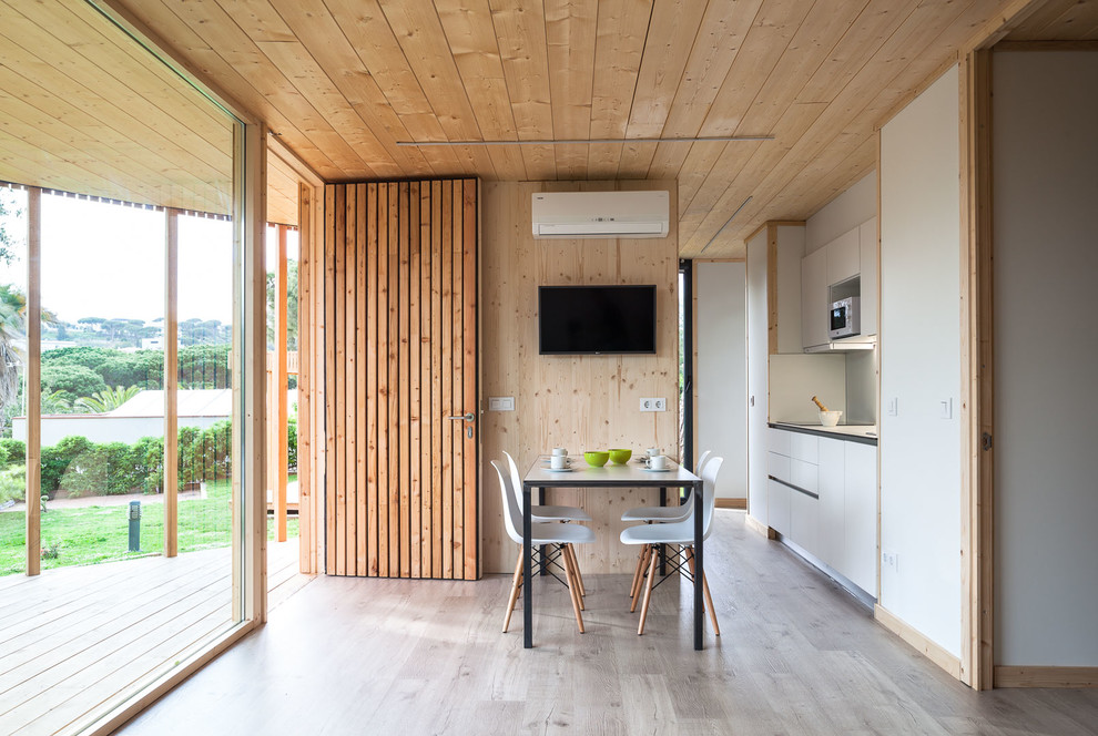 Ispirazione per una cucina design con ante lisce, ante bianche e pavimento in legno massello medio