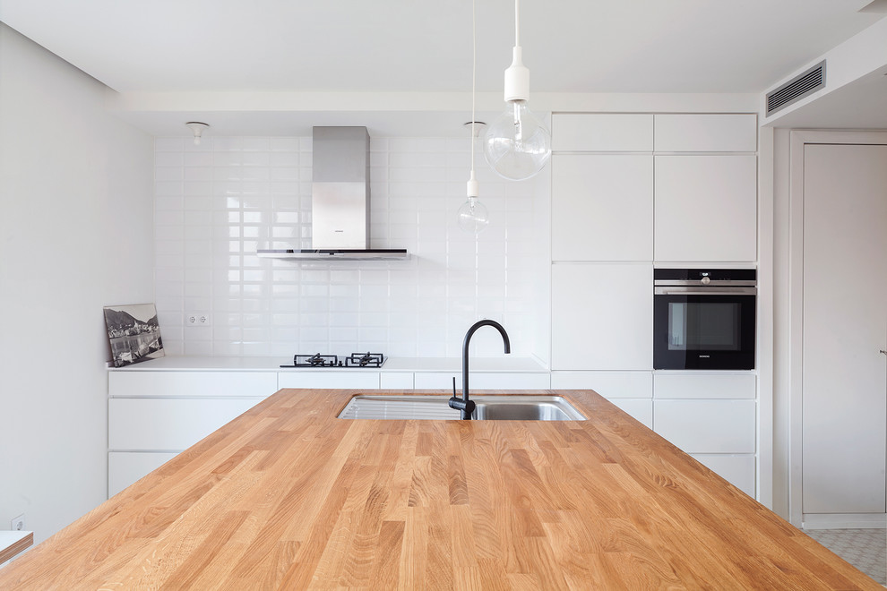 Foto di una cucina moderna di medie dimensioni con pavimento in legno massello medio