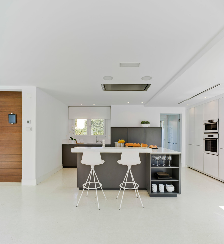 Idee per una cucina minimal di medie dimensioni con ante lisce, ante nere e top bianco