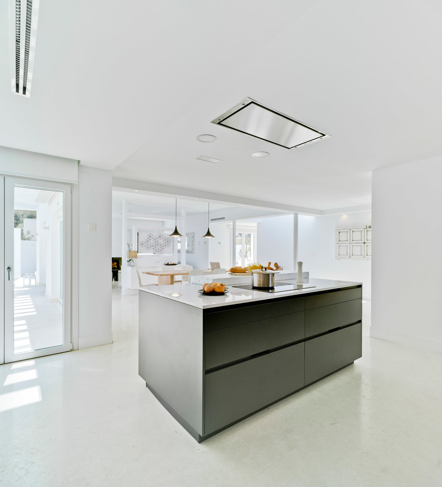 Diseño de cocina lineal actual de tamaño medio abierta con armarios con paneles lisos, puertas de armario negras, una isla y encimeras blancas