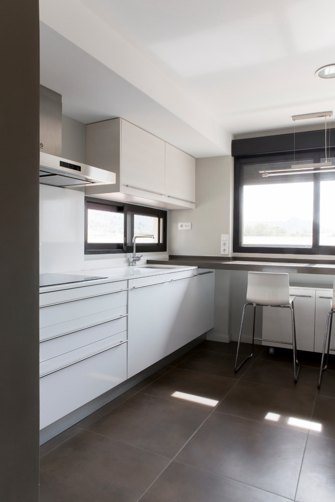 Kitchen - contemporary kitchen idea in Valencia