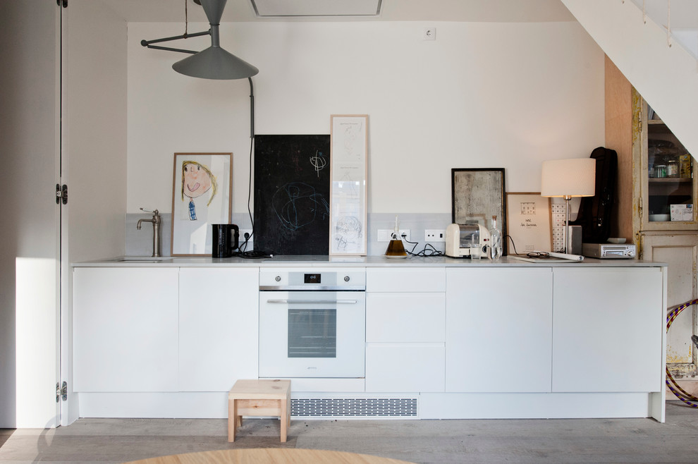 This is an example of a scandinavian kitchen in Barcelona.