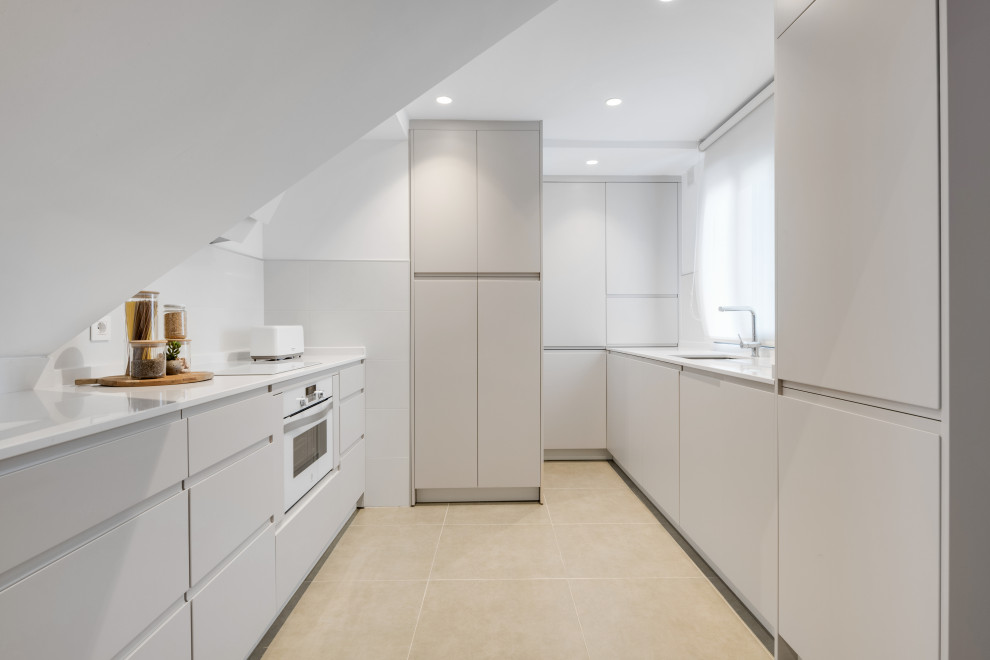 Inspiration för ett litet funkis vit vitt kök, med marmorbänkskiva